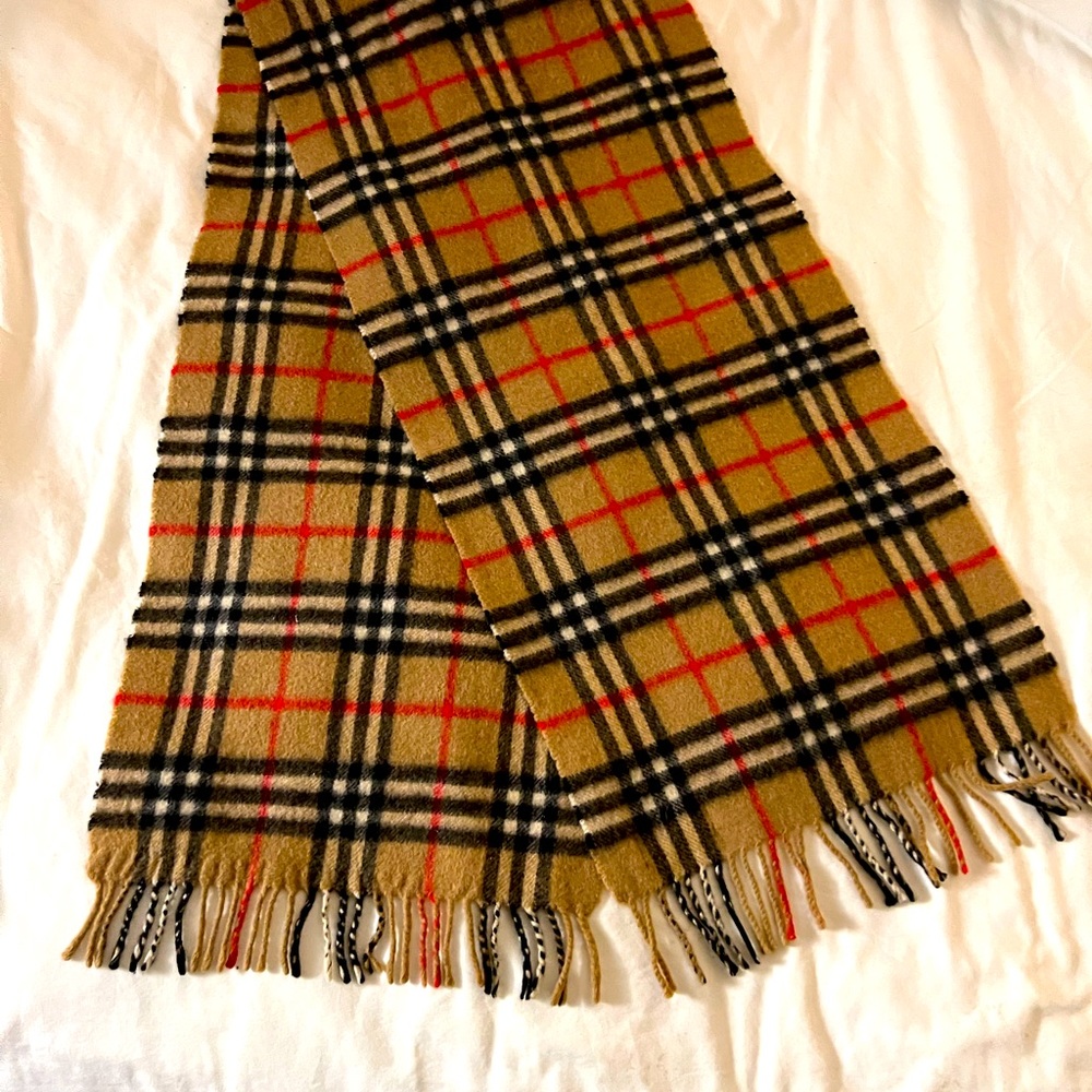 Burberry scarf never used - Picture 2 of 2